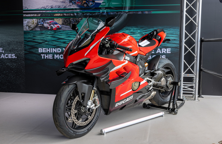 mid Goodwood - Für Zweirad-Motorsportfans ein Augenschmaus, die ausgestellte Ducati Superleggera mit Pirelli Supercorsa Bereifung. Mike Neumann / mid