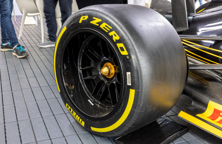 mid Goodwood - Der P Zero kommt auch im Motorsport zum Einsatz, zum Beispiel in der Königsklasse, der Formel 1. Mike Neumann / mid