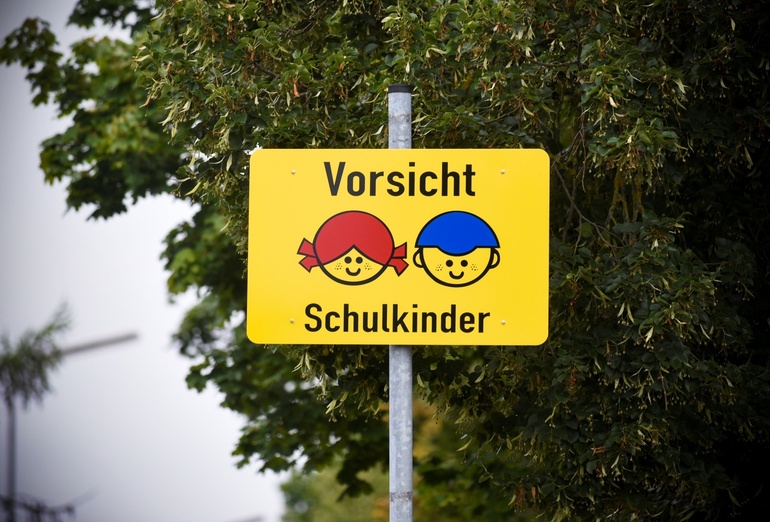 Schulweg: Tipps für Eltern und Autofahrer