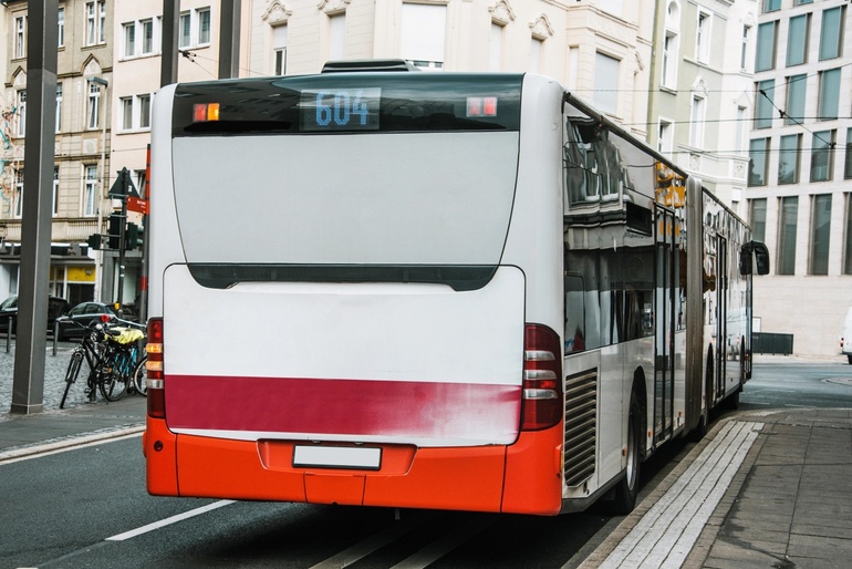 Schulbus überholen: Wann und wie erlaubt