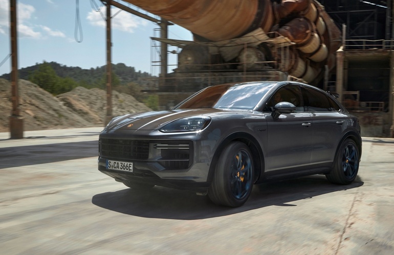 mid Groß-Gerau - Im Vergleich zum Vorgänger bietet der neue Porsche Cayenne Turbo E-Hybrid eine größere rein elektrische Reichweite bei gleichzeitig verkürzten Ladezeiten. Porsche AG