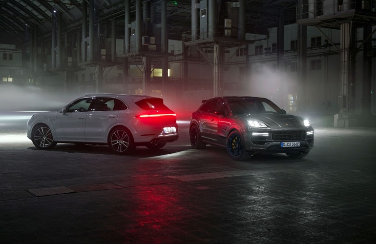 mid Groß-Gerau - Das Cayenne Turbo E-Hybrid SUV und das Coupe tragen ein den Turbo-Modellen vorbehaltenes Bugteil mit vergrößerten Kühlluftöffnungen. Porsche AG