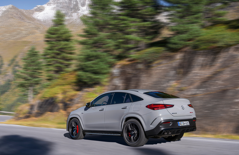 mid Groß-Gerau - An den vorderen Kotflügeln sowie am Heck weisen Hybrid-spezifische Badges auf den elektrifizierten Antrieb hin. Mercedes-AMG