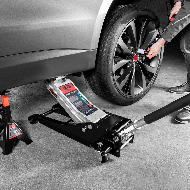 Umfrage Winterreifen: Jeder vierte Autofahrer tauscht Pneus selbst