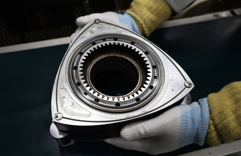 mid Groß-Gerau - In einem Kreiskolbenmotor ersetzen rotierende Kolben beziehungsweise Scheiben die Auf- und Abbewegung der Kolben eines Hubkolbenmotors. Mazda