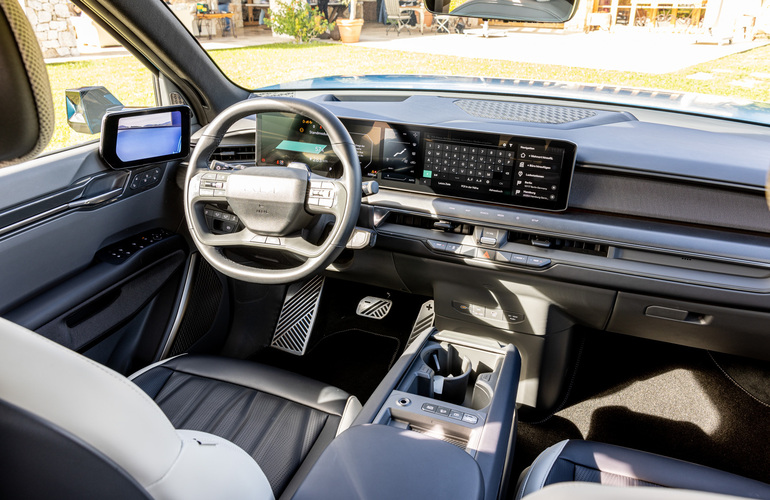 mid Nizza - Das große Displaycluster teilt sich in drei einzelne Bildschirme von 12,3, 5,3 und wieder 12,3 Zoll auf. Die Bedientasten in der Mittelkonsole sind