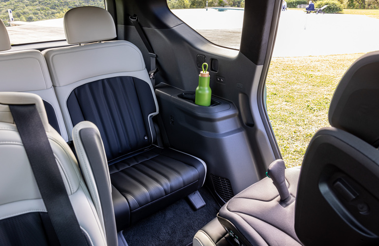 mid Nizza - Auch in Reihe drei wurde an Ablagemöglichkeiten gedacht, man sitzt hier nicht wie auf einem Notsitz. Mike Neumann / mid