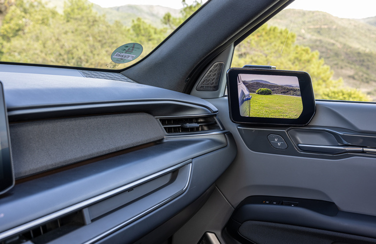 mid Nizza - So sieht der digitale Spiegel im Innenraum aus, man schaut auf einen Bildschirm, der das Kamerabild widergibt. Mike Neumann / mid