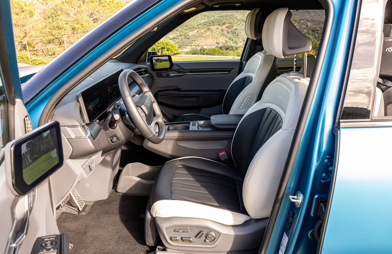 mid Nizza - Viel Platz im Fahrerbereich, sehr bequem ist im übrigen die Kopfstütze. Mike Neumann / mid