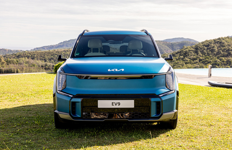 mid Nizza - Der EV9 hat das Kia typische Tiger-Gesicht, hier als