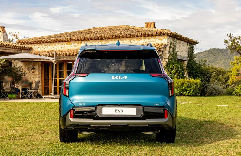 mid Nizza - Mit fast zwei Metern Breite ist der EV9 eines der größeren Fahrzeuge auf dem Markt. Mike Neumann / mid