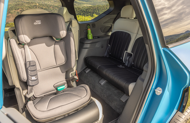 mid Nizza - Die Sitze in Reihe zwei lassen sich um 90 beziehungsweise 180 Grad drehen, ideal für einen Kindersitz. Mike Neumann / mid