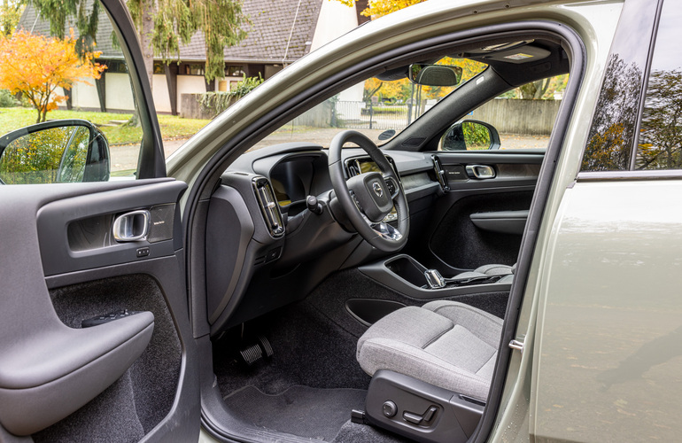 mid Groß-Gerau - Sitzheizung vorn, Sport-Lenkrad mit Multifunktionstasten sowie Lenkradheizung gehören zum guten Ton. Mike Neumann / mid