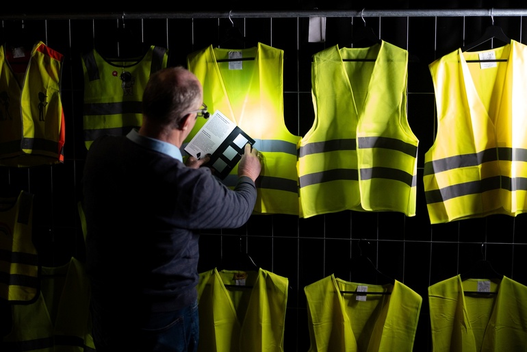 ADAC Warnwestentest: Viele Modelle mangelhaft