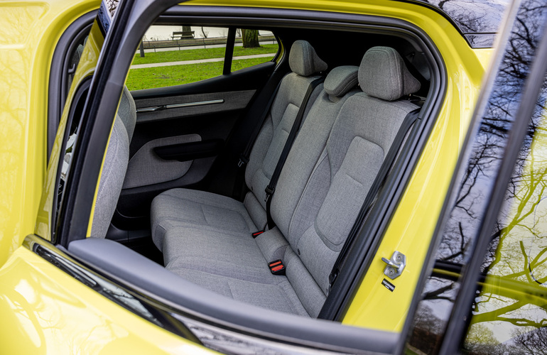 mid Hamburg - Hinten sitzt es sich bei einer Körpergröße von 1.80 Meter noch sehr bequem. Mike Neumann / mid