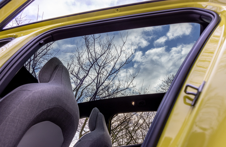 mid Hamburg - Nein, Volvo hat das Dach im EX30 nicht vergessen, es wurde einfach ein riesiges Panoramaglasdach verbaut. Mike Neumann / mid