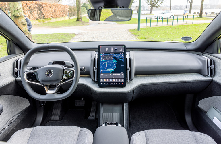 mid Hamburg - Aufgeräumter Innenraum, auf dem zentralen Infotainmentsystem läuft das Betriebssystem Google Android Automotive. Mike Neumann / mid