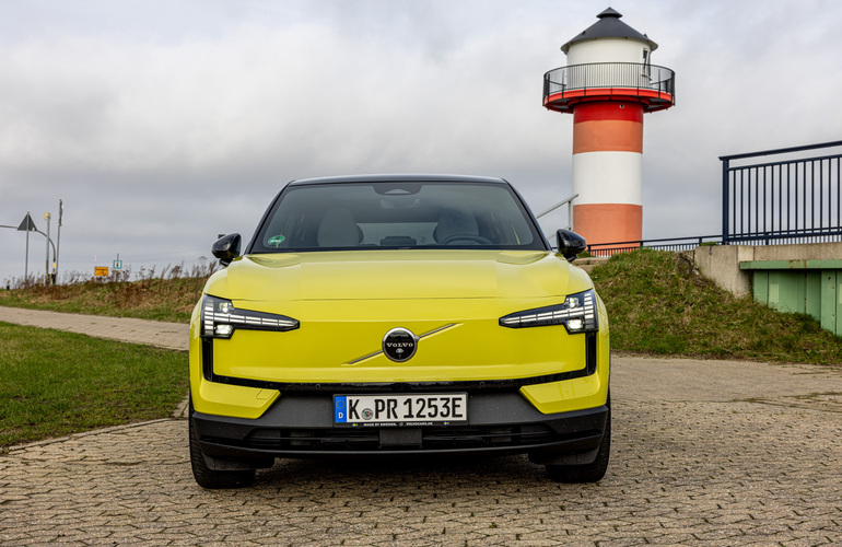 mid Hamburg - Elektrofahrzeug typisch ist die geschlossene Front, die ikonischen Scheinwerfer im Thors-Hammer Design dürfen am EX30 nicht fehlen. Mike Neumann / mid