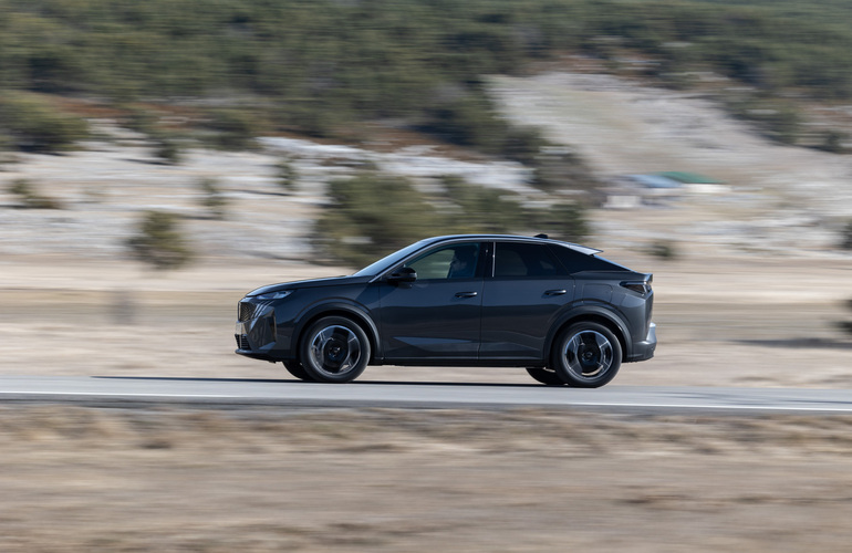 mid Groß-Gerau - Der Peugeot E-3008 ist das erste Modell der Franzosen, das auf der neuen STLA Medium-Plattform von Stellantis basiert. Peugeot / Stellantis