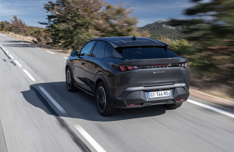 mid Groß-Gerau - Die Farbpalette ist vielseitig: Obsession Blau (serienmäßig), optional: Perla Nera Schwarz, Artense Silber, Titan Grau, Okenit Weiß und Ingaro Blau. Peugeot / Stellantis