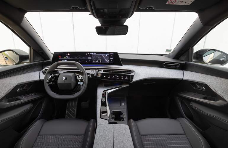 mid Groß-Gerau - An Bord ist ein 21-Zoll-HD-Panoramadisplay. Peugeot / Stellantis