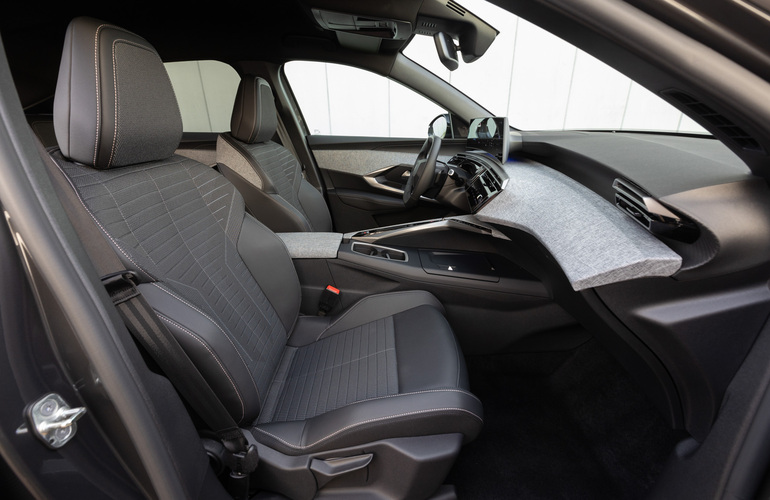 mid Groß-Gerau - Die Kombination aus Aluminium, Licht und gemustertem Stoff schafft eine Harmonie aus hochwertigen Materialien. Peugeot / Stellantis