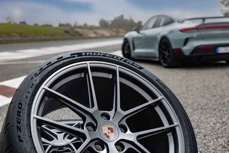 Porsche Taycan Turbo GT steht auf Pirelli Reifen