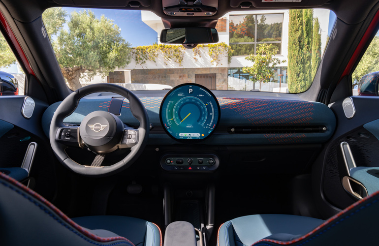 mid Groß-Gerau - Elegant und jugendlich: das Cockpit des Mini Aceman. BMW