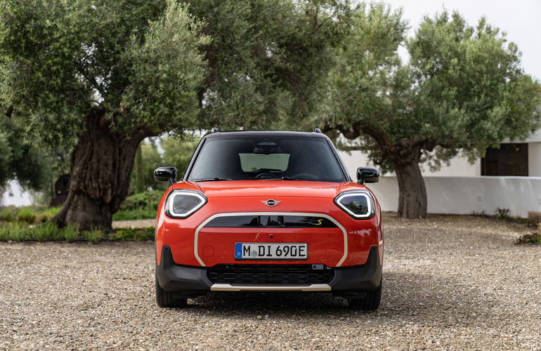 mid Groß-Gerau - Die kantig ausgeführten LED-Frontscheinwerfer betonen mit ihrer individuellen Gestaltung die Eigenständigkeit des Mini Aceman innerhalb der Modellfamilie. BMW