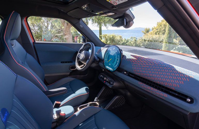 mid Groß-Gerau - Auch das Cockpit-Ambiente folgt einer neuen Interpretation des typischen Mini-Designs. BMW