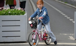 Kinder auf Rädern und Rollen im Straßenverkehr