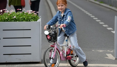 Kinder auf Rädern und Rollen im Straßenverkehr