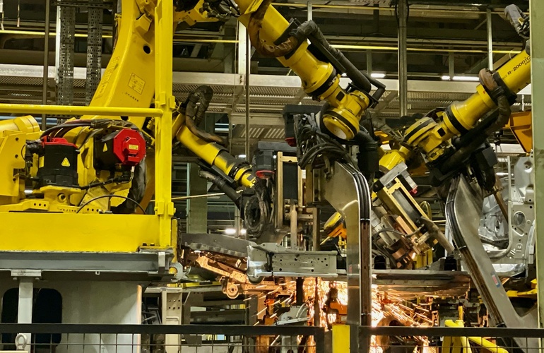 mid Sunderland - Mit Leichtigkeit und Eleganz wirbeln Roboter die gepressten Bleche durch die Luft. Solveig Grewe / mid