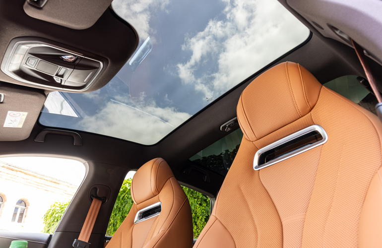 mid Mainz - Das Design des Ora 07 wird von fließenden Linien bestimmt: Besonders auffällig ist sein serienmäßiges Panorama-Glasdach, das sich bis zum Heck spannt und einen lichtdurchfluteten Innenraum schafft. Mike Neumann / mid