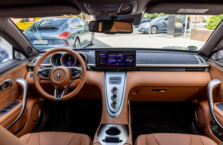 mid Mainz - Über den zentralen Touchscreen können alle Informationen zu Infotainment und Navigation abgerufen und individuelle Fahrzeugeinstellungen vorgenommen werden. Mike Neumann / mid