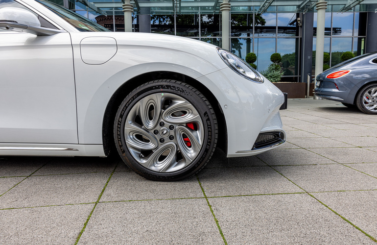 mid Mainz - Die Topversion GT setzt mit 19-Zoll Leichtmetallrädern und rot lackierten Bremssätteln sportliche Akzente. Mike Neumann / mid