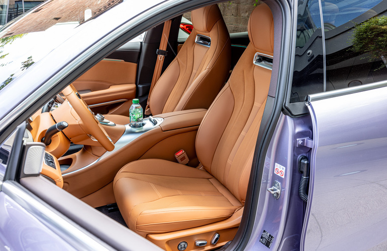 mid Mainz - Im Innenraum besticht der Fünftürer nicht nur durch stilvolle Farbwelten in Braun, sondern auch durch ein aufwändig gestyltes und hochwertiges Ambiente. Mike Neumann / mid