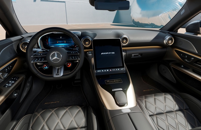 mid Groß-Gerau - Die serienmäßigen AMG Performance Sitze sind mit Polstern in Leder Nappa schwarz mit hochwertiger Rautensteppung und goldenen Ziernähten ausgeführt. Mercedes-AMG