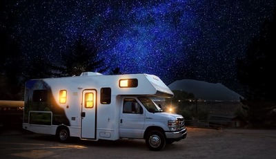 Vom Dachzelt ins Wohnzimmer: So wird Internet-TV zum Erlebnis auf Reisen