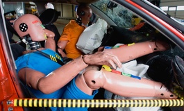 Sicher in den Urlaub: Füße weg vom Armaturenbrett!