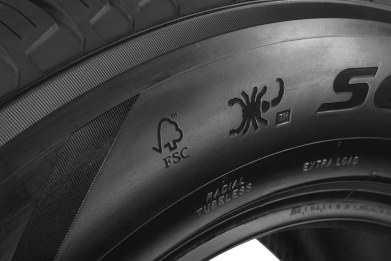JLR-Modelle auf zertifizierten Naturgummipneus von Pirelli