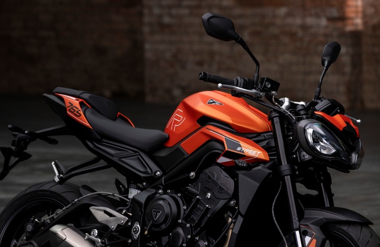 mid Groß-Gerau - Die Street Triple 765 R als A2-Variante kommt entweder in dem auffälligen Matt Baja Orange oder einem eleganten Pure White. Triumph