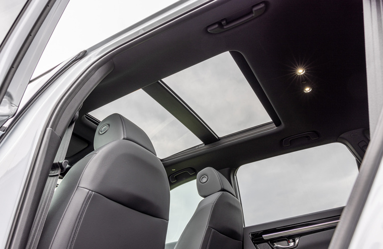 mid Groß-Gerau - Ein großes Glasschiebedach sorgt bei Bedarf für einen hellen Innenraum. Mike Neumann / mid