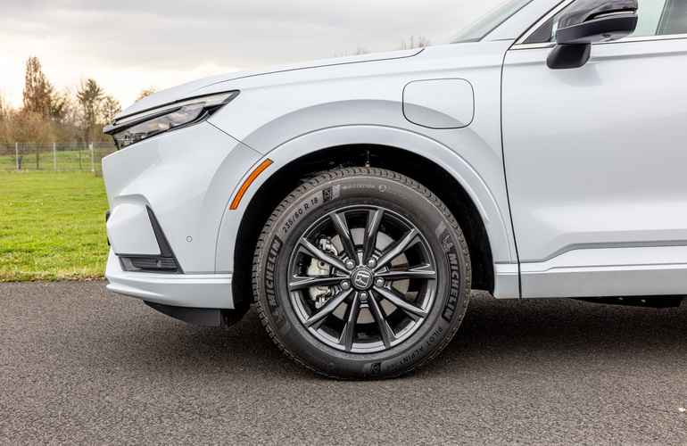 mid Groß-Gerau - Der CR-V kommt mit 18 Zoll Leichtmetallfelgen und 235/60R18 Bereifung, im Falle des Testwagens mit Michelin Reifen. Mike Neumann / mid