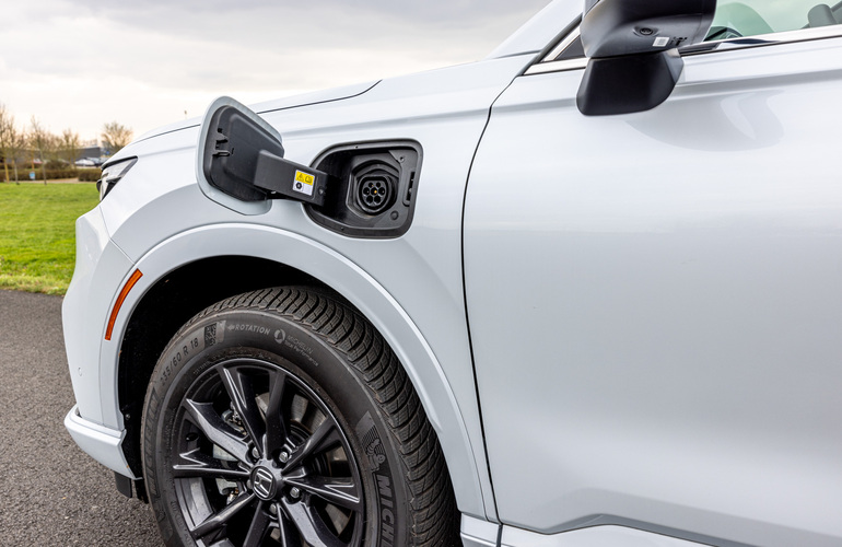 mid Groß-Gerau - Der Ladeanschluss befindet sich vorn links am Fahrzeug, die Ladezeit beträgt 2,5 Stunden. Mike Neumann / mid