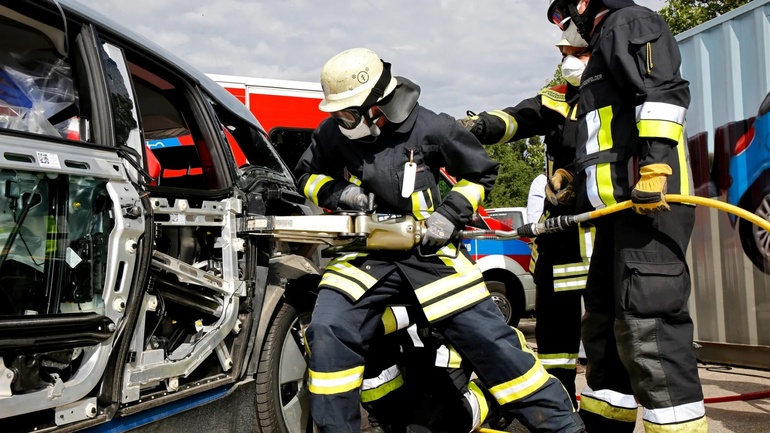 Rettungskarte im Auto hilft Feuerwehr & Co