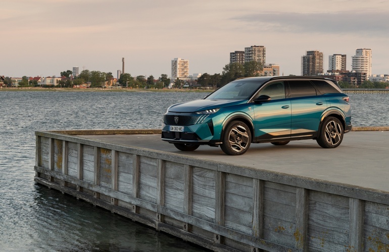 mid Groß-Gerau - Der Peugeot 5008 Plug-in-Hybrid kann bis zu 78 km rein elektrisch fahren. Peugeot / Stellantis