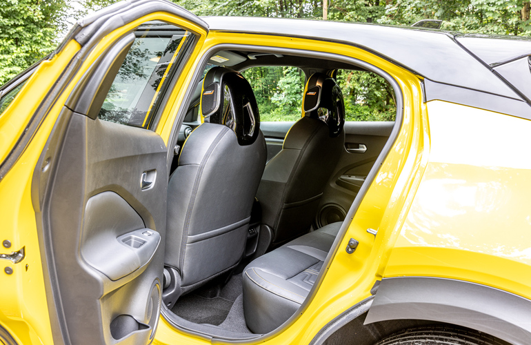 mid Groß-Gerau - Die Türen öffnen sich weit genug, zwei Isofix-Halterungen für Kindersitze befinden sich ebenfalls hinten. Mike Neumann / mid