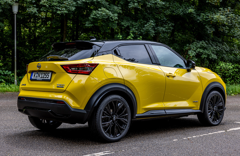 mid Groß-Gerau - Durch die Zweifarblackierung mit schwarzem Dach wirkt das SUV optisch ein gutes Stück flacher. Mike Neumann / mid