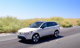 Der neue Volvo EX90 rollt auf die Straßen